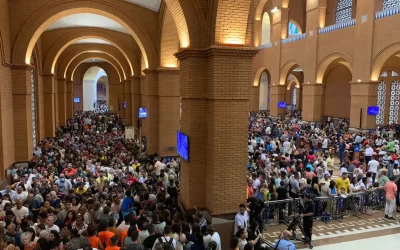 interior-da-basilica-lotado-para-a-missa-solene